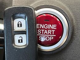 【Hondaスマートキー】カバンやポケットに入れたままでもドアの施錠・解錠が可能なスマートキーを装備。エンジンのオン・オフ時もカギを取り出す必要が無いからとっても便利です♪