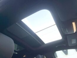 ●パノラミックスライディングルーフ：：大迫力のパノラマルーフは、後部座席にまで続いており、開放的な空間をお楽しみいただけます。