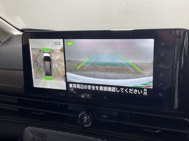 【アラウンドビューモニター】まるでクルマを真上から見下ろしたかのような視点で駐車をサポートします！クルマの斜め後ろや真横など、前後左右の4つのカメラの映像が合成されて、モニターに映し出されます。