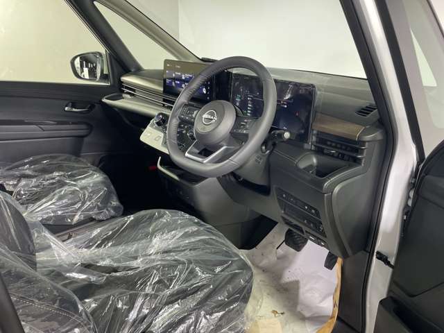 【運転席】座り心地が良いシートなので長時間の運転でも快適にお過ごしいただけます。新品のフロアマットのご注文も可能です。掲載箇所以外にご希望の写真がございましたらお気軽にお問い合わせ下さい。