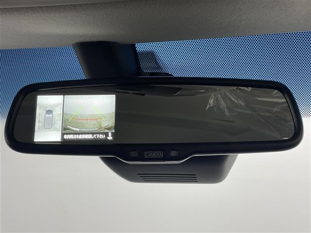 【全方位モニター】まるでクルマを真上から見下ろしたかのような視点で駐車をサポートします！クルマの斜め後ろや真横など、前後左右の4つのカメラの映像が合成されて、モニターに映し出されます。