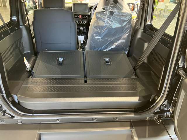 【ラゲッジスペース】リアシートを倒せば、フラットになるスペースが出来ます。大きな荷物も積載が可能です。