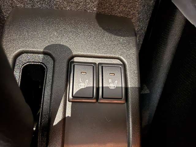 【シートヒーター】寒い時でも、すぐにシートが温かくなります。