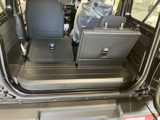 【ラゲッジスペース】リアシートを倒せば、フラットになるスペースが出来ます。大きな荷物も積載が可能です。