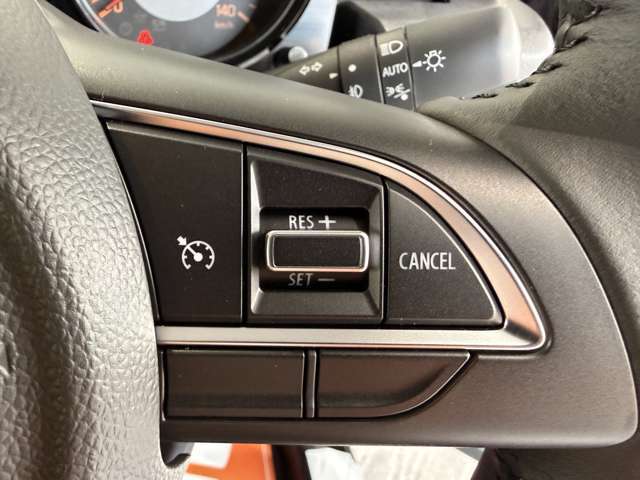 【クルーズコントロール】高速道路などで一定の速度を自動でキープする機能です。アクセルを踏まずに走れるので、長距離運転の疲れを軽減し、快適で安定したドライブをサポートします。