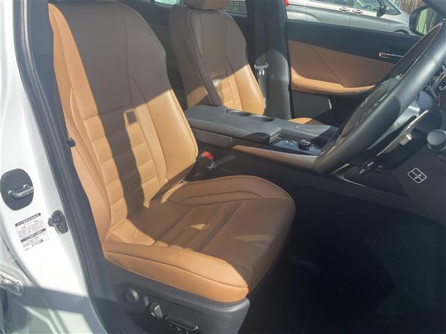 こちらは運転席のシートです。納車前には自社でしっかりクリーニングを行います。また、『AD除菌やシート撥水コーティング（別途料金）』などの、クリーニングメニューもご用意しております。