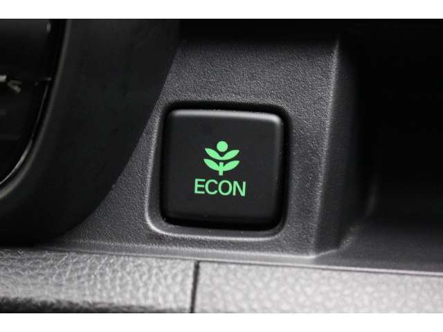 エンジンやエアコンといったクルマ全体の動きを燃費優先で自動制御するECONモード。空調など快適性を優先したいときはスイッチを押してOFFにできます。