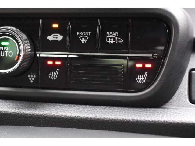 運転席・助手席に2段階の温度調整があるシートヒーターを装備。寒い朝、車に乗り込んですぐにシートヒーターをオン！温かさが広がり、冷たい朝も快適に始まります♪