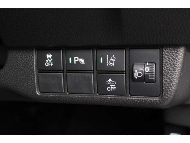 いつでも、どんな場面でも、不安なく安心して運転できるように、ドライバーと一緒に周囲に気を配り、もしもに備える、Honda SENSINGのさまざまな機能や装備が充実しています。