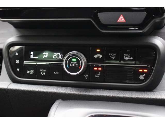 プラズマクラスター技術搭載フルオートエアコンを装備。車内の温度設定だけでなく空気清浄や脱臭などの効果を発揮して車内は快適空間♪