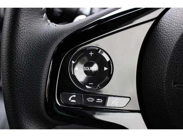 ハンドル左部分でオーディオ操作が可能。そのため、運転中でも目線をずらさずに安全運転♪スマートフォンを接続してハンズフリー通話も可能です。