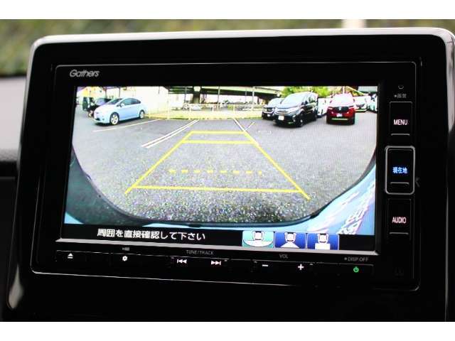 もちろんリアカメラも装備。安心、安全のために駐車時などの後方死角を減らします。また切り替えボタンを操作するとで、ノーマルビュー・ワイドビュー・トップダウンビューの切り替えが可能です！