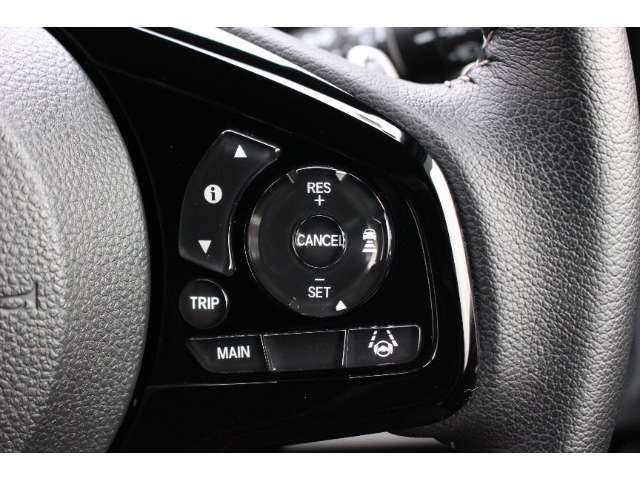 安全運転支援システムHonda SENSINGを搭載。衝突軽減ブレーキや、誤発進抑制機能、アダプティブクルーズコントロール、車線維持など複数の先進技術で安心・快適なドライブをサポートします。