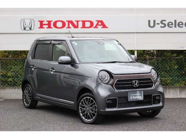 人なつっこい目つきが印象的なフロントフェイス、空気抵抗を考えたクルマらしい台形型など、暮らしにとけこみ、永く愛着がもてる「タイムレスデザイン」のN-ONEです