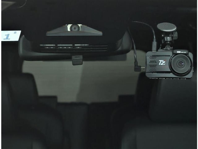 ドライブレコーダー装備：車の走行中の主に外観を中心に記録する撮影機材です！交通事故発生時の責任の所在を明確にしたり、観光等を記録するのにも役立ちます！