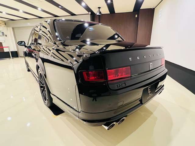 V8　5000CC　トムスバレルエグゾーストシステムが重低音のサウンドを奏でます。