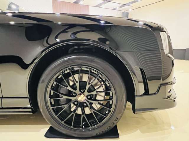 「TOM’S　CENTURY」の存在を、より艷やかに彩る厳選されたオプション。・アルミホイール：BBS　RZ-D・タイヤ：BRIDGESTONE　REGNO　GR-XII