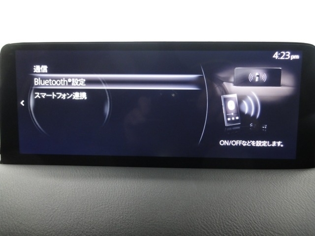 Apple Carplay・Android Autoでマツダ コネクト（コマンダーコントロール）でスマートフォンを操作して、通話、音楽を聴いたり、マップで目的地を調べることができます。