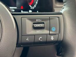【レーダークルーズコントロール】装備車両です。レーダーやカメラを使って前を走るクルマの状況を検知して速度を調整してくれます。遠距離ドライブの高速道路などでは大活躍で疲労軽減に役立ちます。