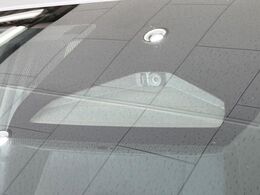 【プリクラッシュセーフティ】前方の車両等を検知し、衝突しそうな時は警報で注意を促し、ブレーキを踏む力をサポート。ブレーキを踏めなかった場合は衝突被害軽減ブレーキが作動、衝突回避をサポートします。