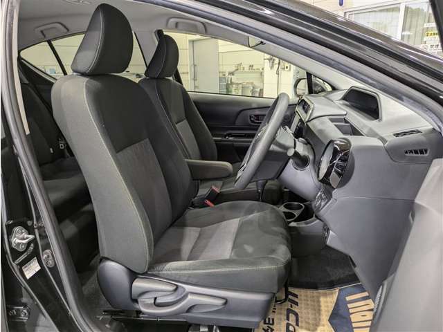 高いホールド性で運転姿勢が安定します。長距離ドライブでも疲れにくいのが魅力です。快適なドライビングライフをお送りください♪