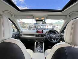 白レザーシートにサンルーフの組み合わせは意外と少ないため希少性があります！開放的な車内空間はデートや仲間とのドライブにも最適！推しの1台です！