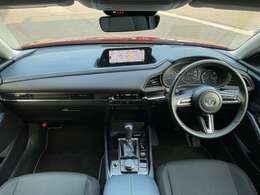 快適な室内空間が広がります。デザイン性と操作性を両立したインテリアでドライバーを飽きさせません☆