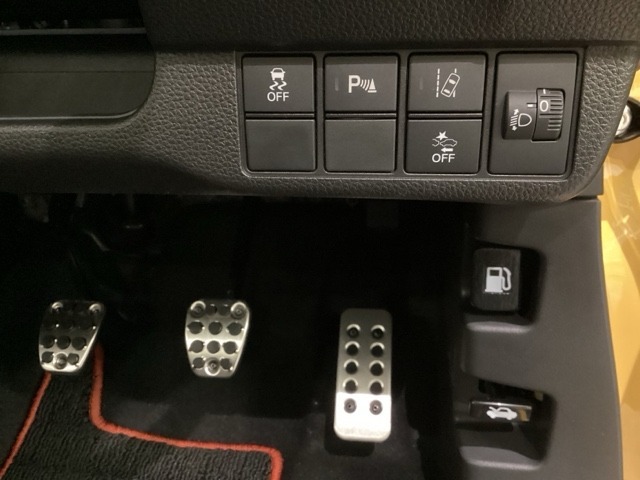 ヘットライトリベライザーとHondaセンシング用のメインスイッチがついています。ヘッドライトレベライザーは道路状況や積荷の加重に応じてライトの高さを調節できます！。