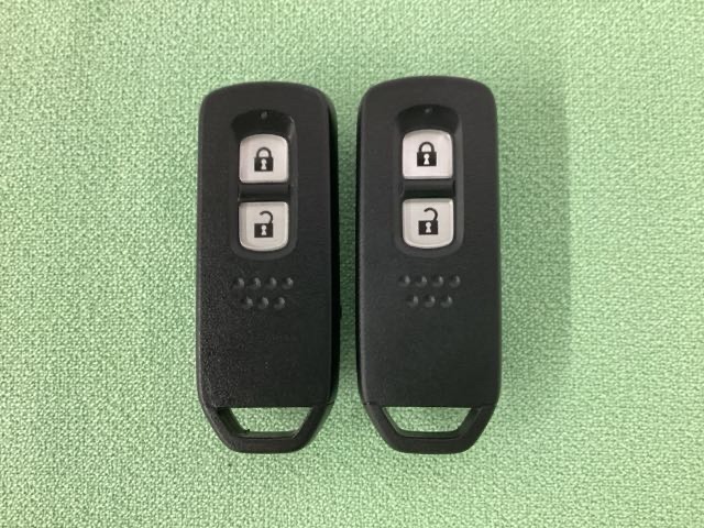 スマートキーを装備しています。鍵を差し込むことなくドアロックの開け閉めと、スタートボタン操作でのエンジンスタートができます。スペアキーも同じものを用意しております。