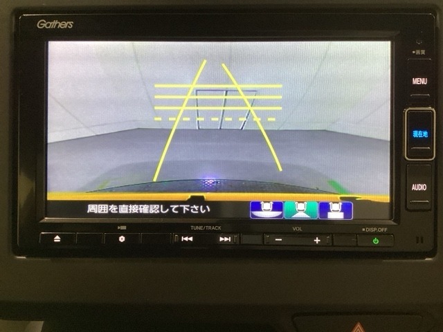 バックでの車庫入れも安心です！　リアカメラが付いているバックモニター付のナビを装備しております。操作線もついており距離感も画面から確認できます。