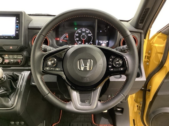 ハンドルにHondaセンシング系のクルーズコントロールやレーンキープアシストなどのスイッチと、オーディオの操作スイッチが装備されています！。ハンドルから手を離さず安全に操作できます！。