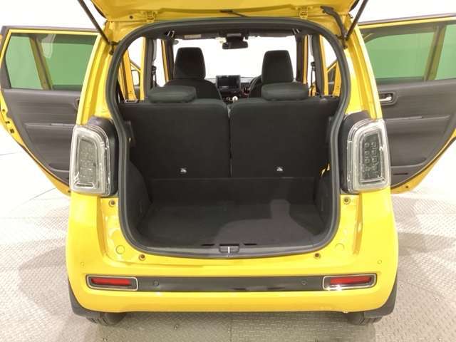 開口部も広く荷物の積み下ろしもしやすいお車となっております。シートの背もたれは5：5の割合で分割して可倒できるので、長いお荷物などを載せることもできます。
