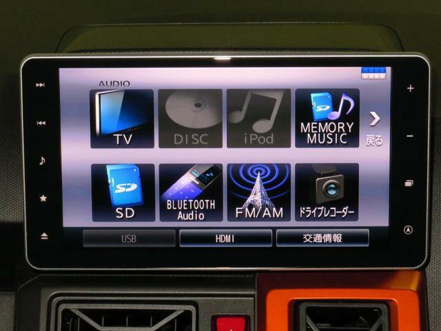 9型SDナビゲーション付きです。バックカメラも付いて車庫入れ・駐車も安心です。Bluetooth対応機器を登録して音楽を楽しんだりハンズフリー通話が出来て便利です。