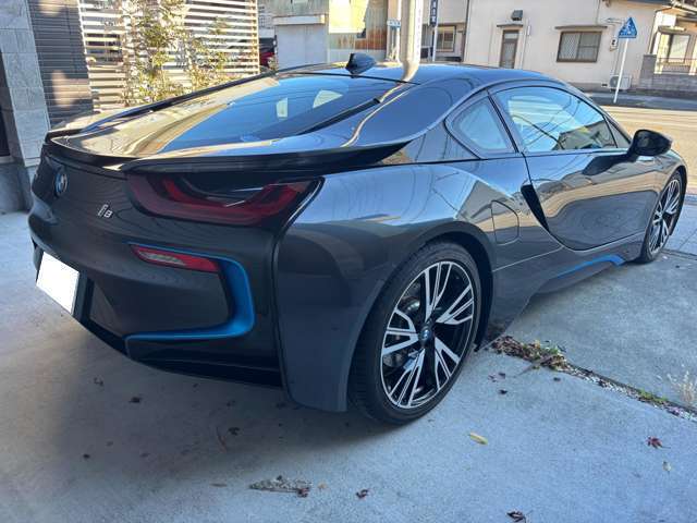 こちらの車両のエンジン1.5Lターボのプラグインハイブリッドで4駆なのでこの見た目で燃費がいいのも魅力の一つです。未来型スーパーカーとも言われています。