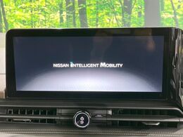 【メーカー純正ナビ】インテリアに溶け込むスタイリッシュな「専用設計」メーカーナビを装備♪視認性や操作性など基本性能にも優れ、より上質なカーライフをお楽しみいただけます。