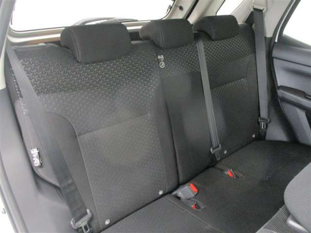 ゆとりある広々とした車内空間は、ドライブを始め買い物やレジャーなど、幅広く活躍します。一人でもみんなとでもお出かけを楽しみましょう！