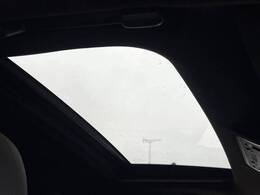 【サンルーフ】開放感たっぷりの希少装備、サンルーフが装着されています！車内に明かりを取り入れたり景色を楽しむ以外にも、車内の空気も簡単に換気できて快適です！