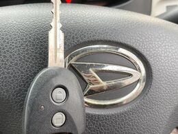 【キーレス】少し離れた場所からでもボタン一つでドアの開錠・施錠ができるのでとっても便利！ドアの鍵穴周りに傷をつけることもありません♪