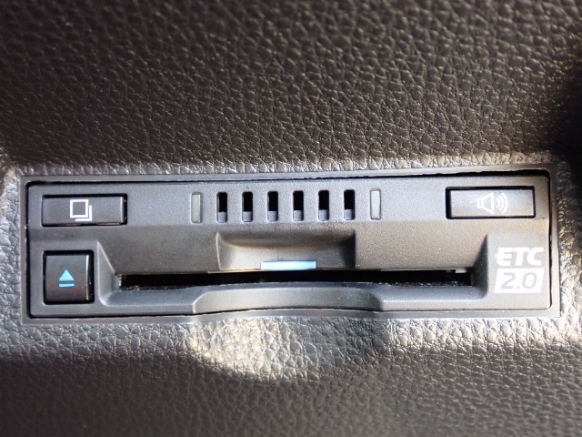 ■【ETC車載器】が装備されています。セットアップをしてお渡しとなり、ETCカードを差し込むだけで高速道路の利用が可能です。