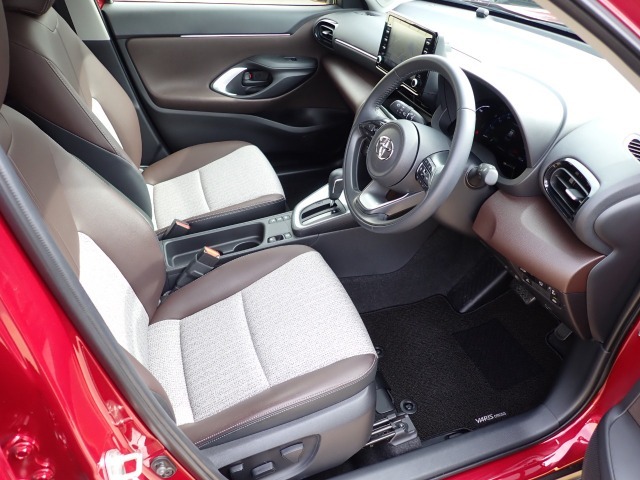 ◆【電動シート】運転席や助手席に装備され、スイッチを操作することで電気モーターが前後スライドや座面の高さ、背もたれの傾きを調整してくれます。細かい調整もスイッチ一つなので、とても便利！