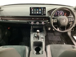 車内は光触媒抗菌消臭施工済です。スタイリッシュなデザインでスポーティなインパネ周りを演出します。グローブボックスやカップホルダーのほかにトレーなどたくさんの収納スペースが付いています。