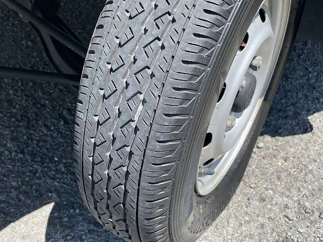 タイヤの溝もしっかりと残っておりますのでご安心ください。
