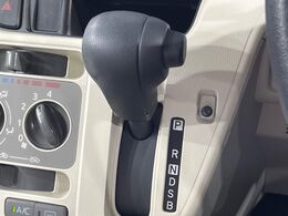 インパネシフトならハンドルからの移動距離が短く操作もスムーズ！また、足元が広くなりすっきりしますので、大柄な方でも快適にお過ごしいただけます。