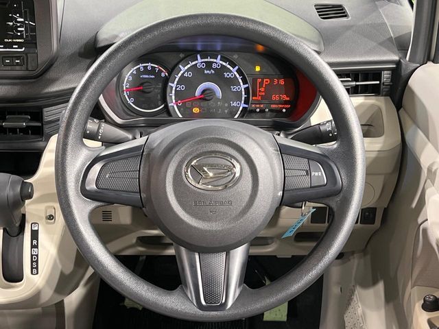 インテリアに合わせたデザインのステアリングは、運転される方のことも考え、運転しやすい形状、大きさです。是非一度、実際に触ってお確かめください。