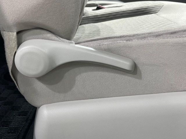【シートリフター】シート座面の位置を上下に調整できるシートリフターを装備。大柄な方も小柄な方も最適なドライビングポジションで運転できます。