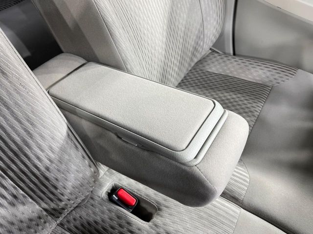 【アームレスト】運転中の身体の負担を軽減してくれるアームレストを装備♪