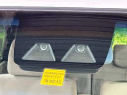 【スマートアシスト】走行中に前方の車両等を認識し、衝突しそうな時は警報とブレーキで衝突回避と被害軽減をアシスト。より安全にドライブをお楽しみいただけます。