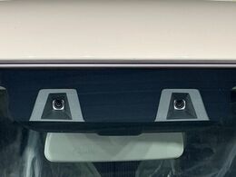 【スズキ　セーフティサポート】走行中に前方の車両等を認識し、衝突しそうな時は警報とブレーキで衝突回避と被害軽減をアシスト。より安全にドライブをお楽しみいただけます。