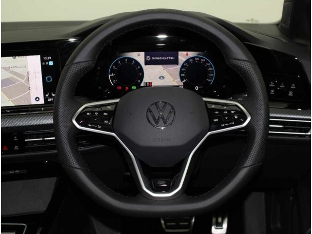 Volkswagen全車共通の上質な本革を使用した手触りのしっとりとしたステアリングです。唯一素肌が触れるハンドルは上位モデルと同じ握り心地になっております。