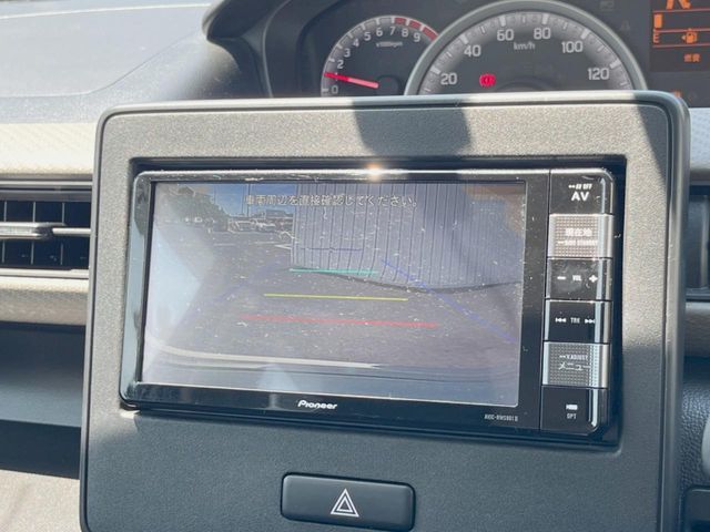 【バックカメラ】駐車時に後方がリアルタイム映像で確認できます。大型商業施設や立体駐車場での駐車時や、夜間のバック時に大活躍！運転スキルに関わらず、今や必須となった装備のひとつです！